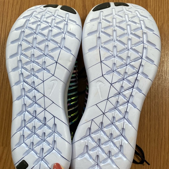 ❤️ Nike Free Fly Knit Sneakers Rainbow Black Size 8 1/2 NWOT - Picture 5 of 9